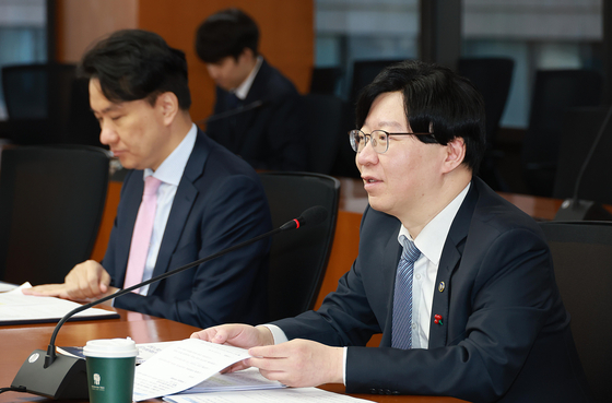 Financial Services Commission Vice Chairman Kim So-young speaks in a meeting held to discuss financial market in central Seoul on Wednesday. [YONHAP]