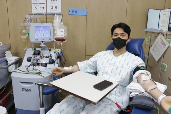 Yu Seon-young, from Posco’s Pohang plant, donated hematopoietic stem cells in November to help treat a patient with acute leukemia. [POSCO]