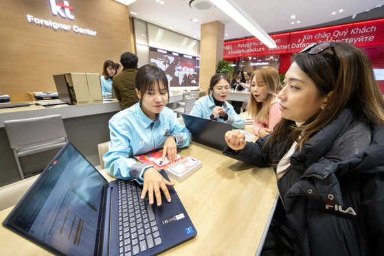 Staff members at the KT Foreigner Center in Ansan, Gyeonggi, talk to customers. [KT]