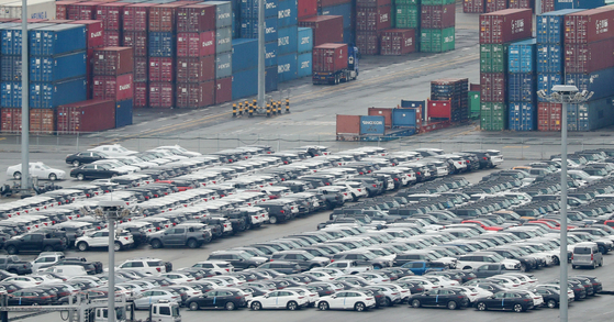 Cars sit before being exported in Pyeongtaek, Gyeonggi, on Dec. 14. [NEWS1]