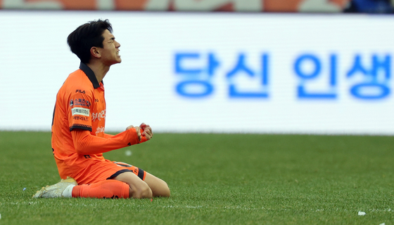Gangwon FC's Kim Dae-won celebrates after the team won the K League match against the Suwon Samsung Bluewings at Suwon World Cup Stadium in Suwon, Gyeonggi on Dec. 2. [NEWS1] 