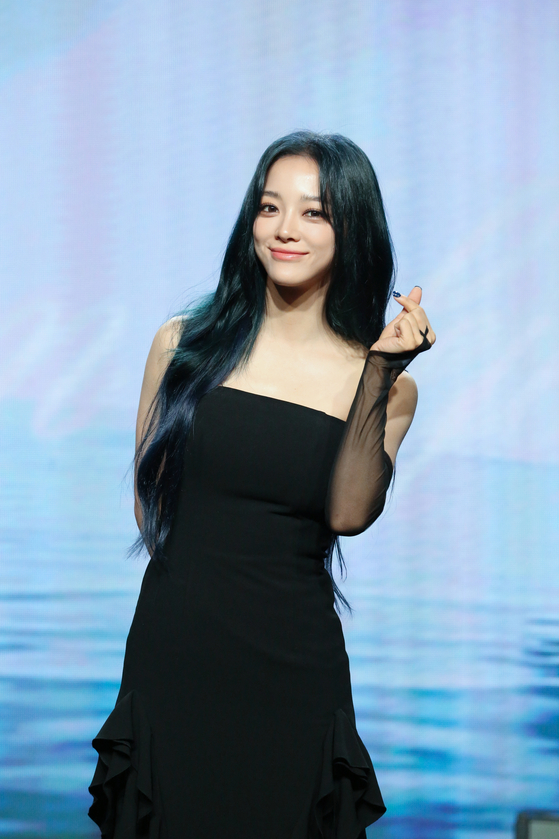 Singer-songwriter and actor Kim Se-jeong poses for the camera during a press showcase for her upcoming first full-length solo album ″The Door″ held at the Ilchi Art hall in Gangnam District, southern Seoul on Monday [JELLYFISH ENTERTAINMENT]