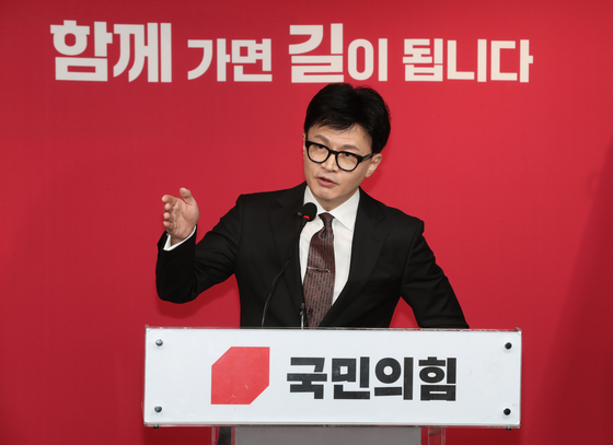 People Power Party's new interim leader Han Dong-hoon makes a speech at the party's headquarters in Yeouido, Seoul, on Tuessday. Han announced that he will not run in next year's parlimentary election. [YONHAP]
