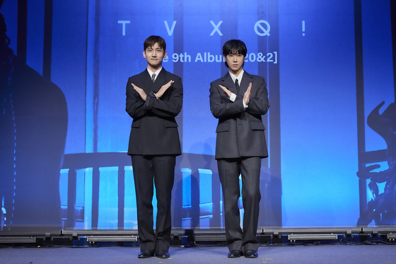 TVXQ poses for cameras during a press conference for its ninth full-length album ″20&2″ on Tuesday at the Conrad Seoul hotel in Yeongdeungpo District, western Seoul. [SM ENTERTAINMENT]