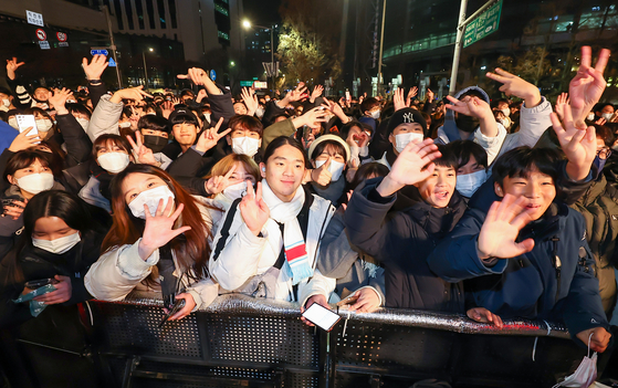 Crowds celebrate the arrival of the new year in front of the Bosingak Pavilion in Jongno District, central Seoul, on Jan. 1, at the annual Bosingak bell-ringing ceremony. [YONHAP] 