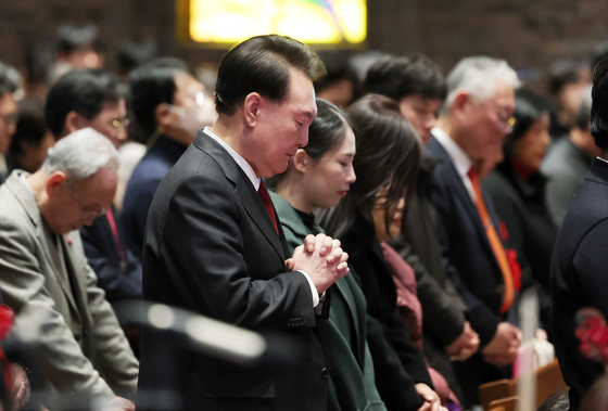 President Yoon Suk Yeol, center, attends a Christmas service at the Chungdong First Methodist Church in central Seoul on Monday without first lady Kim Keon Hee. [PRESIDENTIAL OFFICE]