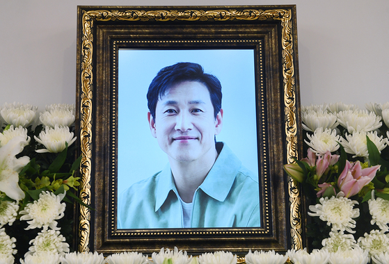 Actor Lee Sun-kyun's photo is hung at his funeral at the Seoul National University Hospital in Jongno District, central Seoul, on Wednesday. [NEWS1]