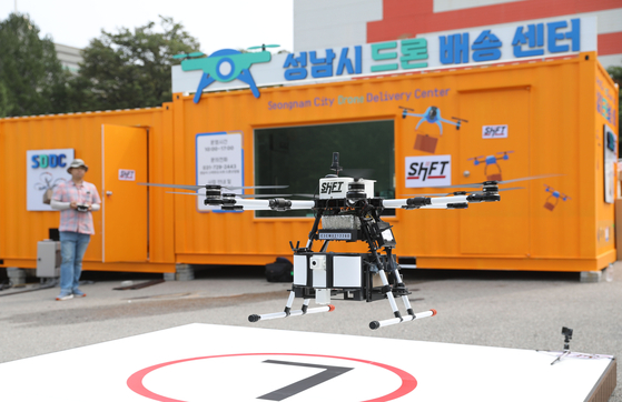 A drone delivers food at a drone-delivery stop in Bundang District, Seongnam, on July 31. Seongam was the first city to launch such a service. [NEWS1] 
