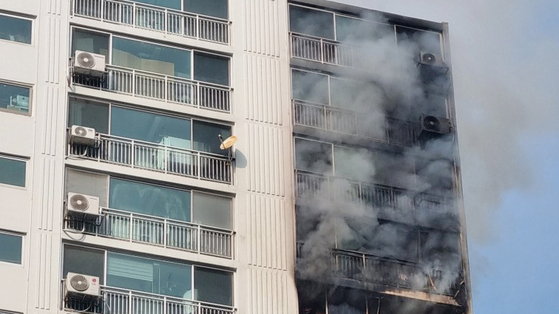 A fire broke out at the apartment unit located on the 16th floor in Suwon, Gyeonggi on Wednesday. [GYEONGGI-DO FIRE SERVICES]