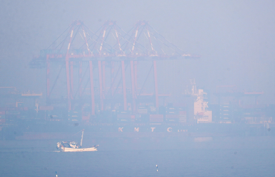 Fine dust blankets Incheon New Port on Wednesday, when fine dust levels reached 'bad' across the greater Seoul area. [NEWS1]