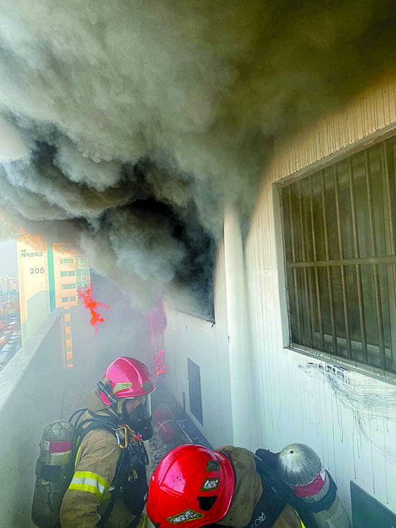 A black smoke fumes out from the apartment unit in Suwon, Gyeonggi on Wednesday. [GYEONGGI-DO FIRE SERVICES, NEWS1]
