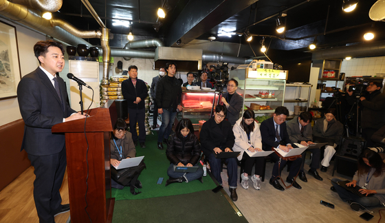 Former People Power Party (PPP) Chairman Lee Jun-seok, left, announces his departure from the PPP to create a new party in a press conference at a restaurant in Sanggye-dong in Nowon District, northern Seoul, on Wednesday. [JOINT PRESS CORPS]