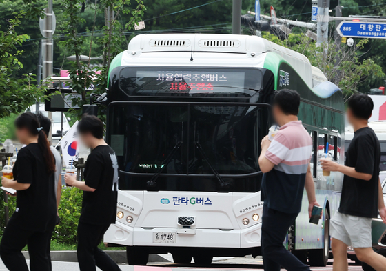A self-driving bus goes on pilot operation around Pangyo Techno Valley in Seongnam on July 17. [YONHAP] 