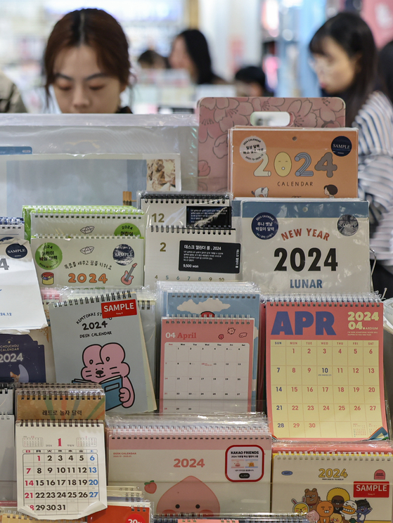 Customers shop for diaries and calendars at the Kyobo Hottracks Gwanghwamun branch in central Seoul on Wednesday, with less than a week left until the New Year's Day. [NEWS1]