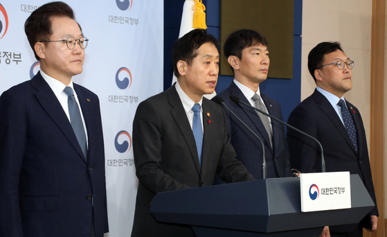Financial Services Commission Chairman Kim Joo-hyun speaks in a briefing at the government complex in central Seoul on Thursday over the government’s response to Taeyoung E&C’s application for creditor-led restructuring. [YONHAP]