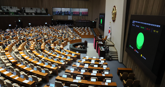 The National Assembly, controlled by the Democratic Party, passes a bill to enable a special counsel probe into alleged stock manipulation involving first lady Kim Keon Hee in a parliamentary plenary session in Yeouido, western Seoul, Thursday. The People Power Party boycotted the vote. [YONHAP]