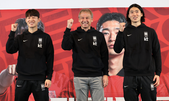 From left: Mainz midfielder Lee Jae-sung, Korean national team manager Jurgen Klinsmann and FC Midtjylland forward Cho Gue-sung pose for a photo during the AFC Asian Cup final roster announcement event held at I'Park Mall in central Seoul on Thursday. [NEWS1]  
