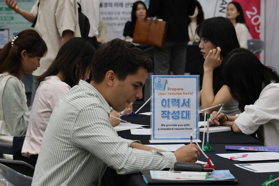 International students attend a job fair in Busan in July. The Ministry of Justice announced a new five-year immigration policy plan on Thursday to welcome more foreigners. [SONG BONG-GEUN]