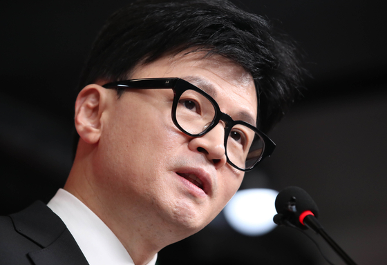 The conservative People Power Party's new interim leader Han Dong-hoon speaks during his acceptance speech at the party's headquarters in Yeouido, western Seoul, on Tuesday afternoon. [YONHAP]