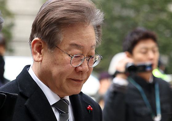 Democratic Party leader Lee Jae-myung enters the Seoul Central District Court to attend his trial on Daejang-dong development and other consolidated cases on Dec. 19. [YONHAP]