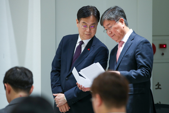 Outgoing chief of staff Kim Dae-ki, right, chats with his successor, Lee Kwan-sup, director of national policy, during a a press conference at the Yongsan presidential office in central Seoul on Thursday. [NEWS1] 
