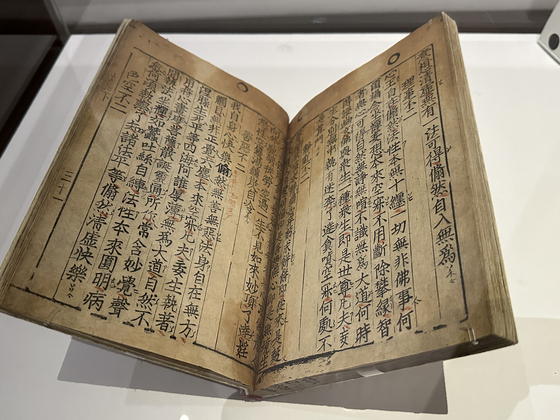 Jikji inside a showcase at the BnF, or the National Library of France in Paris, for the first time in 50 years in April. [YONHAP] [CULTURAL HERITAGE ADMINISTRATION] 