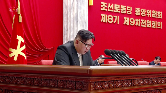In this footage aired by Pyongyang's state-controlled Korean Central Television on Thursday, North Korean leader Kim Jong-un speaks during the second-day session of the ruling Workers' Party meeting the previous day. [YONHAP]