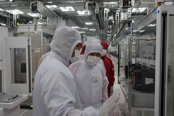 A government official looks around SK hynix's semiconductor factory in Cheongju, North Chungcheong. [NEWS1]