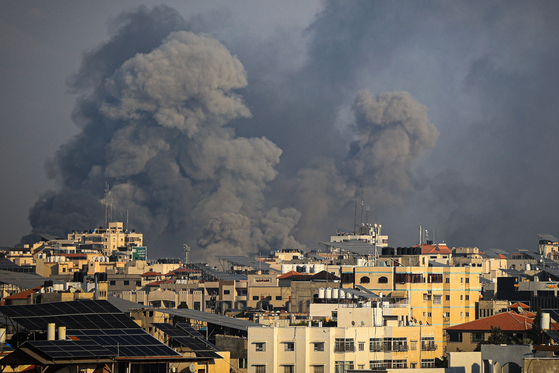 Smoke billows during Israeli strikes on Gaza City on October 10. Israel said it recaptured Gaza border areas from Hamas as the war's death toll passed 3,000 on October 10, the fourth day of gruelling fighting since the Islamists launched a surprise attack. [YONHAP]