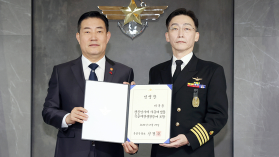 Defense Minister Shin Won-sik (left) awards an appointment certificate to Dr. Lee Cook-jong, director of Armed Forces Hospital in Daejeon on Wednesday. [NEWS1, MINISTRY OF NATIONAL DEFENSE]