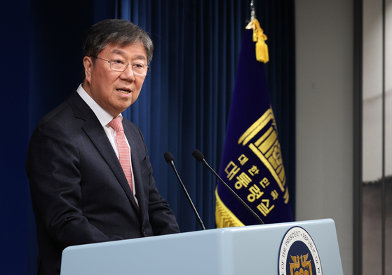 Outgoing chief of staff Kim Dae-ki announces his own resignation and replacement in a press conference at the Yongsan presidential office in central Seoul on Thursday. [JOINT PRESS CORPS] 