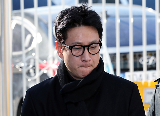 Actor Lee Sun-kyun arrives at an office of the Incheon Metropolitan Police Agency in Incheon on Dec. 23 for the third round of questioning on suspicions of drug use. [NEWS1] 