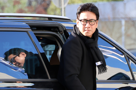 Actor Lee Sun-kyun arrives at an office of the Incheon Metropolitan Police Agency in Incheon on Saturday for the third round of questioning on suspicions of drug use. [YONHAP]