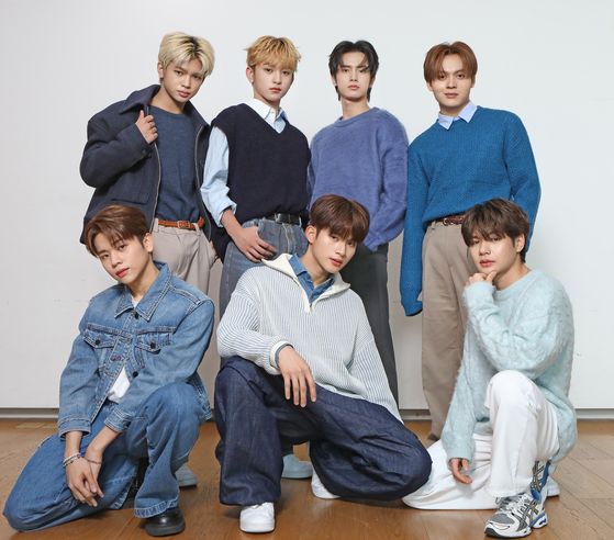 Members of Hori7on, the first all-Filipino boy band to debut in Korea, pose for photos after an interview with the Korea JoongAng Daily's entertainment arm Celeb Confirmed. [PARK SANG-MOON]