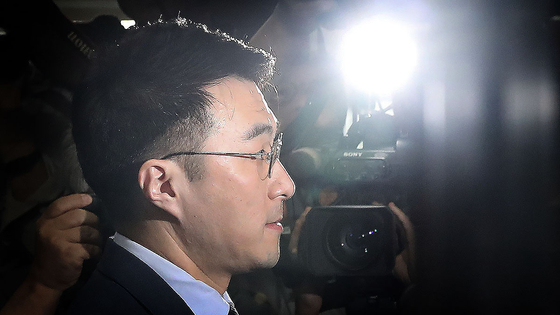 Independent lawmaker Kim Nam-kuk attends a meeting of the parliamentary ethics committee on Aug. 17 at the National Assembly in Yeouido, western Seoul. [NEWS1]