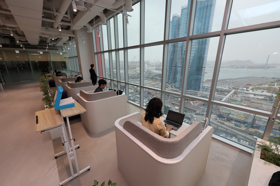 A shared office space for digital nomads in Busan [SONG BONG-GEUN]