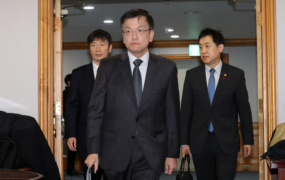 Finance Minister Choi Sang-mok, center, enters a meeting with financial policymakers in Seoul on Friday. [NEWS1]