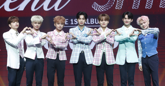 Members of Hori7on, the first all-Filipino boy band to debut in Korea, pose for photos during a showcase held on July 24 at the Olympic Hall, southern Seoul, for its Korean debut album ″Friend-SHIP.″ [NEWS1]