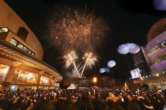 Last year's New Year fireworks outside the Seoul Arts Center in Seocho District, southern Seoul [SEOUL ARTS CENTER]