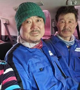 Two Koreans released 17 days after their abduction in southern Nigeria. The photo was provided by Daewoo E&C. [JOONGANG ILBO]