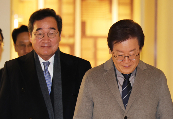Lee Jae-myung, right, chairman of the Democratic Party (DP), and former Prime Minister Lee Nak-yon exit their breakfast meeting at a restaurant in central Seoul on Saturday. [JOINT PRESS CORPS]