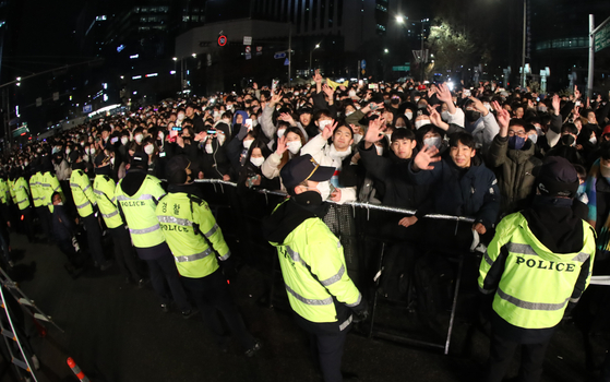 Police are stationed for crowd control at the 2023 New Year's Eve bell-ringing ceremony at Bonsingak Pavilion in Jongno District, central Seoul. [NEWS1]