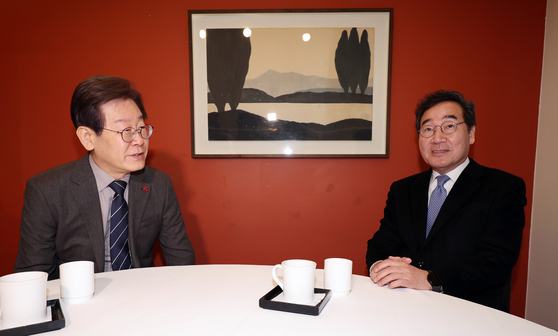 Lee Jae-myung, left, chairman of the Democratic Party (DP), and former Prime Minister Lee Nak-yon hold a breakfast meeting at a restaurant in central Seoul on Saturday. [JOINT PRESS CORPS]
