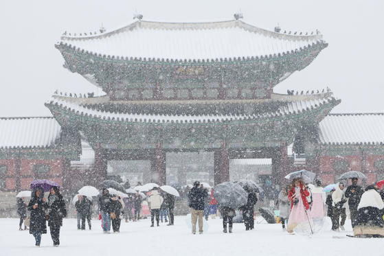 Heavy snowfall covers Gyeongbok Palace in central Seoul on Saturday. [YONHAP] 