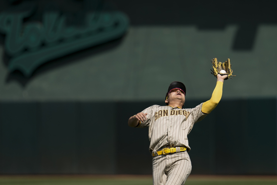 San Diego Padres second baseman Kim Ha-seong catches a popup by Oakland Athletics' Carlos Perez during the second inning of a game on Sept. 16 in Oakland, California. [AP/YONHAP]