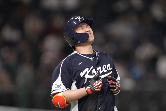 Korea's Park Hae-min reacts after he bunts for a single during the third inning of the first round Pool B game between against China at the World Baseball Classic at Tokyo Dome in Tokyo, Japan on March 13. [AP/YONHAP]