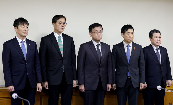 From left: Financial Supervisory Service Gov. Lee Bok-hyun, Bank of Korea Gov. Rhee Chang-yong, Finance Minister Choi Sang-mok, Financial Services Commission Chairman Kim Joo-hyun, and Senior Presidential Secretary for Economic Affairs Park Chun-sup stand during a press conference on macro economy held on Dec. 29 in central Seoul. [YONHAP]