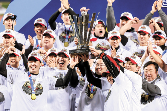 The LG Twins lift the championship trophy after defeating the KT Wiz during Game 5 of the 2023 Korean Series, ending a 29-year drought. [NEWS1]
