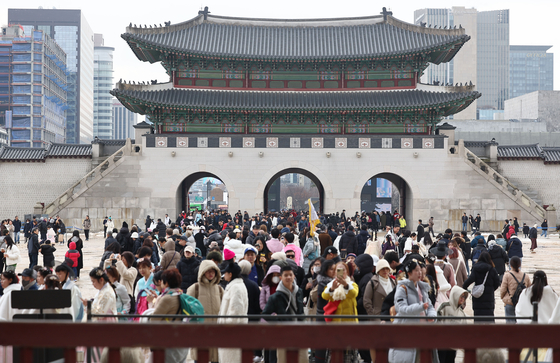 Gyeongbok Palace in central Seoul is crowded with visitors on Monday, the first day of 2024. New Year’s Day celebrations took place overnight between Sunday and Monday in Seoul, including the annual bell-ringing event at Bosingak Pavilion in Jongno District, street parades and countdown events across Seoul. According to the Seoul city government, more than 97,000 people gathered for the bell-ringing event. [YONHAP]