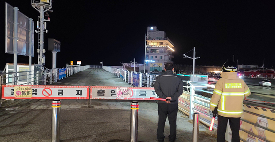 Police and fire fighters restricting entry to the beach near Gangneung, Gangwon, on Monday on concerns of a Tsunami caused by the earthquake that erupted in Ishikawa Prefecture in Japan at 4:10 p.m. [YONHAP]